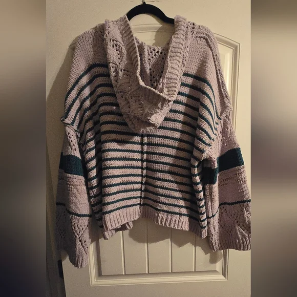 POL Sweater in Soft Gray and Deep Green - Picture 3 of 9